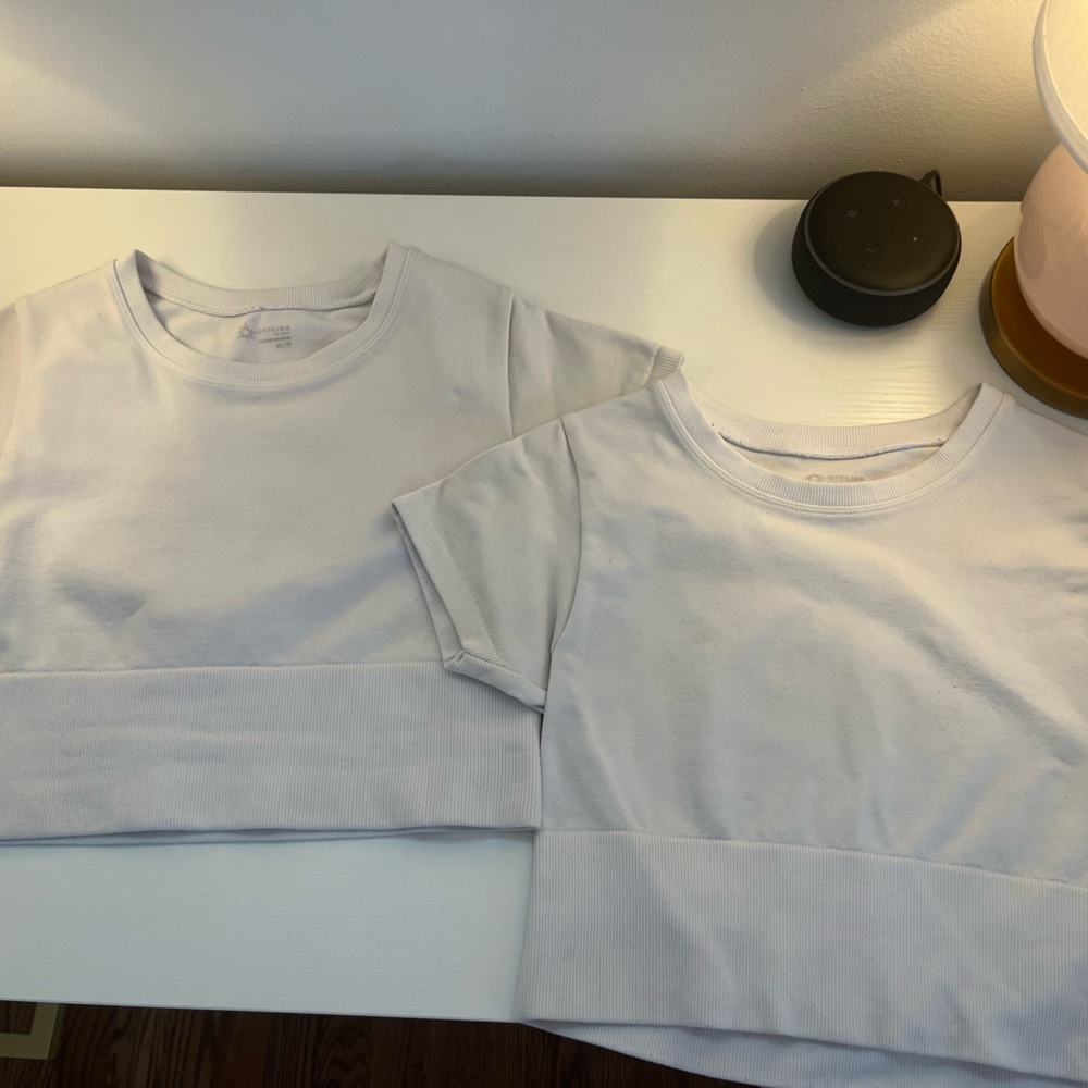 Selling 2 white cropped t’s. Both in XS. From Aerie